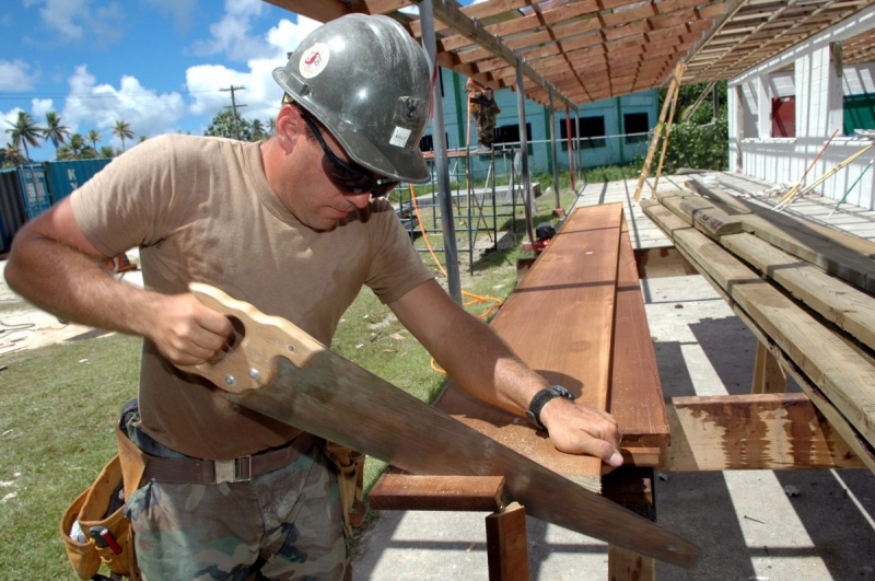 charpentier-PUGET ROSTANG-min_worker_construction_building_carpenter_male_job_build_helmet-893290